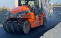 Defne sokaklarında beton asfalt serimi sürüyor