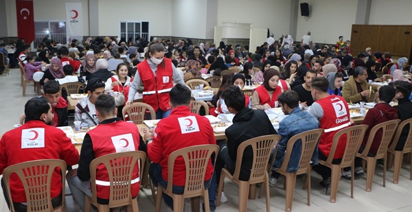 Kızılay’dan Yayladağı’ndaki Yetimlere iftar