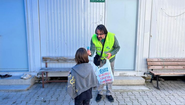 İzmir depreminde oğlunu kaybeden simge isim Elif’in babası, enkaz kentte afetzede vatandaşlara umut oluyor