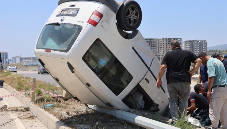 AYDINLATMA DİREĞİNE ÇARPAN ARAÇ TERS DÖNDÜ