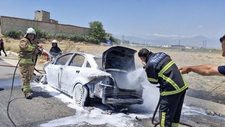 ANTAKYA’DA YANAN ARAÇ KULLANILMAZ HALE GELDİ  