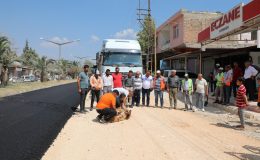 BETON ASFALTA KAVUŞAN AKTEPE MUHTARI KURBAN KESTİ