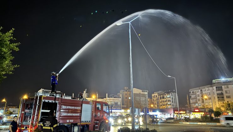 İSKENDERUN’DA AYDINLATMA DİREĞİNDE YANGIN