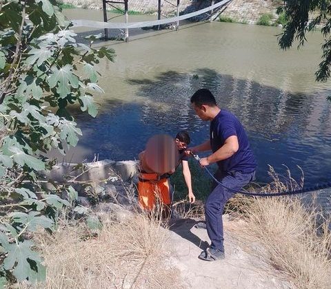 ASİ NEHRİ KENARINDA MAHSUR KALAN VATANDAŞI İTFAİYE KURTARDI  