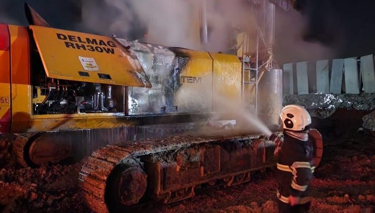 ANTAKYA’DA İŞ MAKİNESİ ALEVLERE TESLİM OLDU  