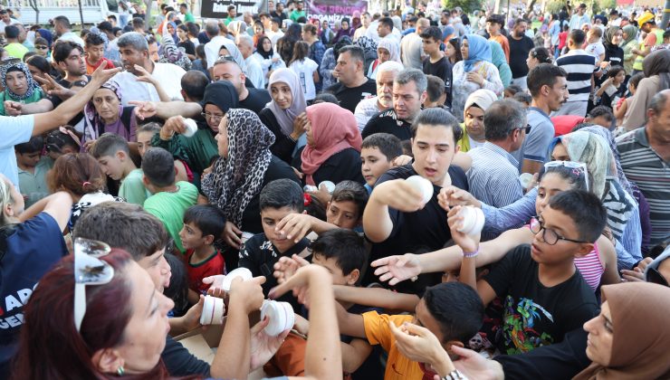 SOSYAL MEDYA FENOMENİNİN DÜZENLEDİĞİ MEVLİTTE İKRAM İZDİHAMI