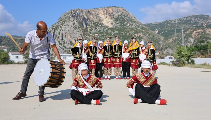 AFETZEDE ÇOCUKLAR, HALAYLA DEPREMİN İZLERİNİ SİLİYOR