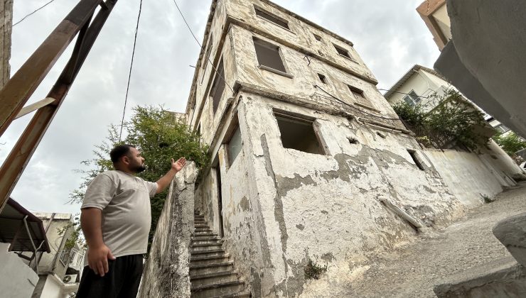 MAHALLELİ 3 KATLI METRUK BİNANIN YIKILACAĞI GÜNÜ BEKLİYOR