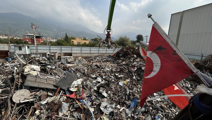 HURDA YIĞINI İÇERİSİNDEKİ TÜRK BAYRAĞINI ÇIKARARAK İŞ MAKİNESİNE ASTI