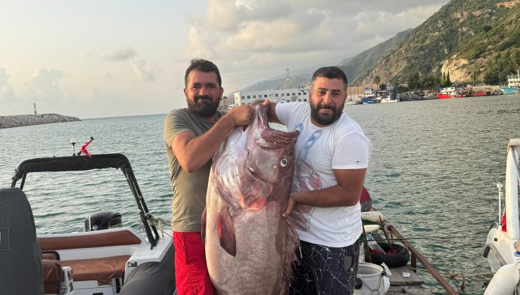 1 BUÇUK METRELİK DEVASA BALIĞI OLTAYLA TUTTU