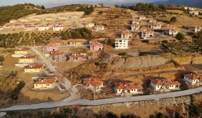 DENİZ MANZARALI KÖY EVLERİ, MİMARİSİ VE DAYANIKLILIĞIYLA MEST EDİYOR