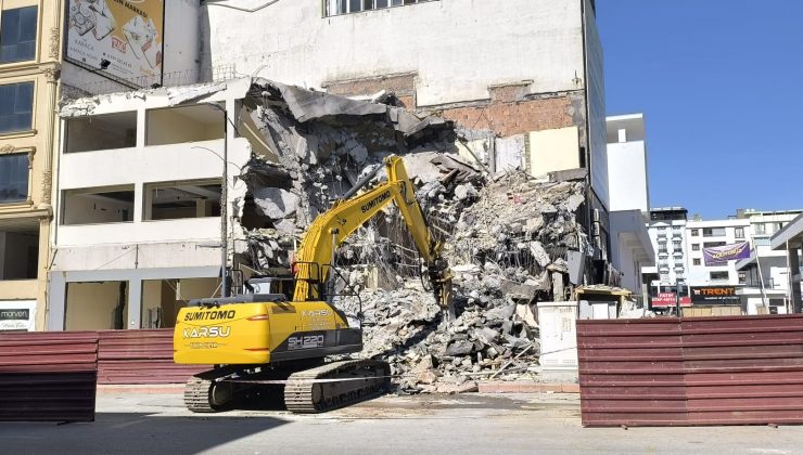 YIKIM ESNASINDA BAŞINA MOLOZ İSABET EDEN İŞÇİ YARALANDI