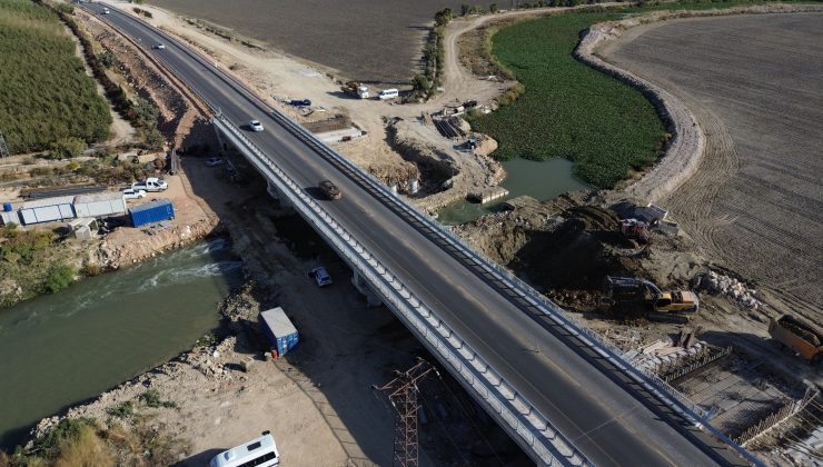 DEPREMİN 4 METRE YARIK OLUŞTURDUĞU YOLDA BİRİNCİ KÖPRÜ İNŞASI TAMAMLANDI  