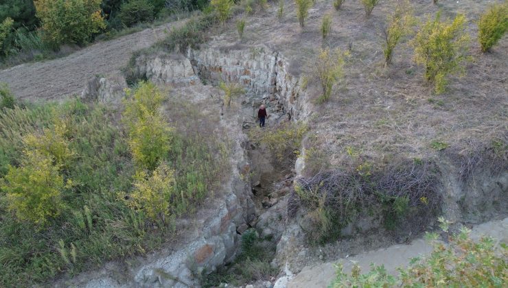 DEPREMİN İKİYE BÖLDÜĞÜ TARLA GÖRÜNTÜSÜYLE ÜRKÜTÜYOR