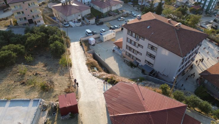 ANTAKYA’DA VATANDAŞLAR SIK SIK KAZALARIN YAŞANDIĞI SOKAK İÇİN ÇÖZÜM BEKLİYOR 