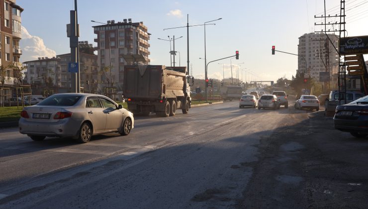 HAFRİYAT KAMYONUNDAKİ MOLOZLAR YOLA DÖKÜLDÜ