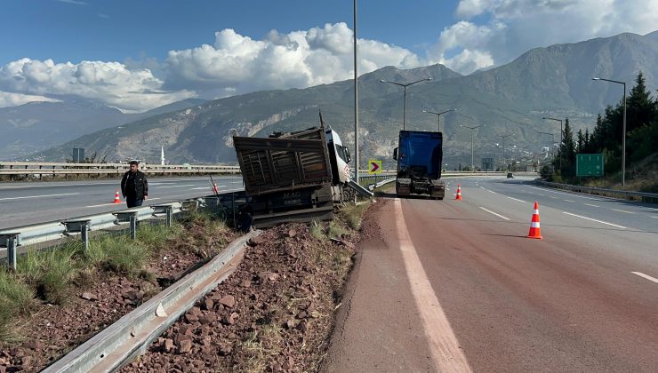 BARİYERE ÇARPAN KAMYON SÜRÜCÜSÜ YARALANDI  