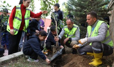 ÖĞRENCİLER, 5 BİN NARENCİYE FİDANINI TOPRAKLA BULUŞTURDU  