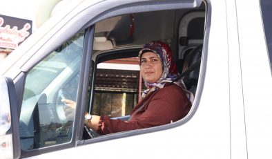 HATAY’DA 4 ÇOCUK ANNESİ 14 YILDIR DİREKSİYON SALLAYARAK EKMEK PARASINI KAZANIYOR 