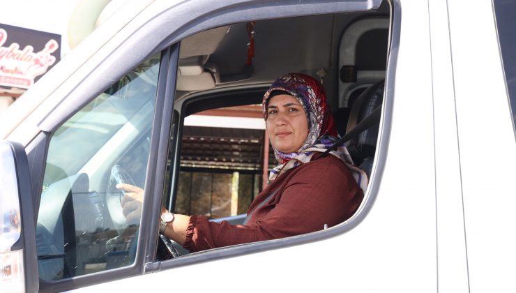 HATAY’DA 4 ÇOCUK ANNESİ 14 YILDIR DİREKSİYON SALLAYARAK EKMEK PARASINI KAZANIYOR 