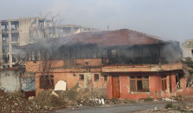 HATAY’DA 2 KATLI BİNA ALEVLERE TESLİM OLDU  