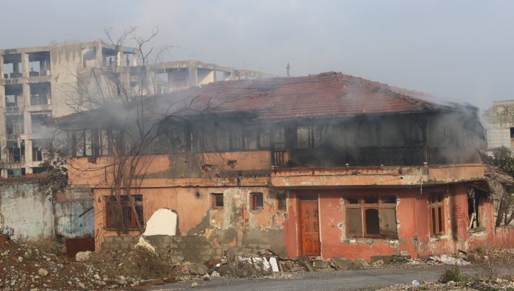 HATAY’DA 2 KATLI BİNA ALEVLERE TESLİM OLDU  