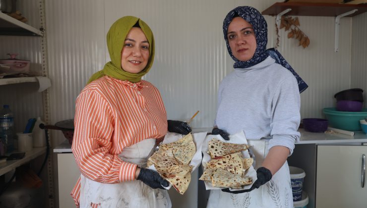 DEPREMZEDE KIZ KARDEŞLER, ÇADIRDA GÖZLEME YAPIP SATARAK HAYAT MÜCADELESİNİ SÜRDÜRÜYOR