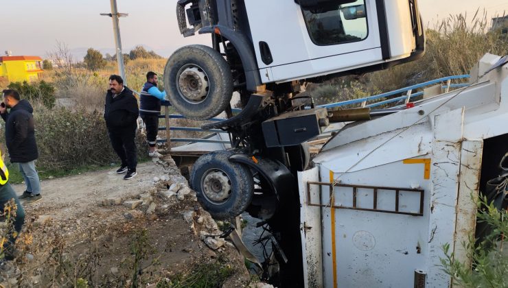 HAFRİYAT KAMYONU GEÇTİĞİ ESNADA KÖPRÜ ÇÖKTÜ  