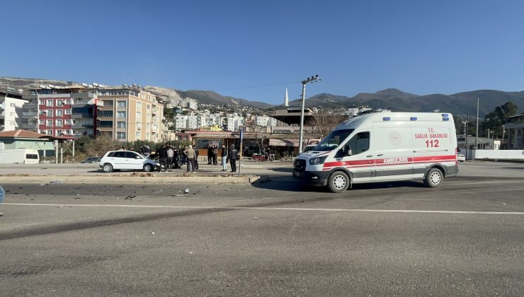 HATAY’DA HAFİF TİCARİ ARAÇ OTOMOBİLLE ÇARPIŞTI: 3 YARALI  