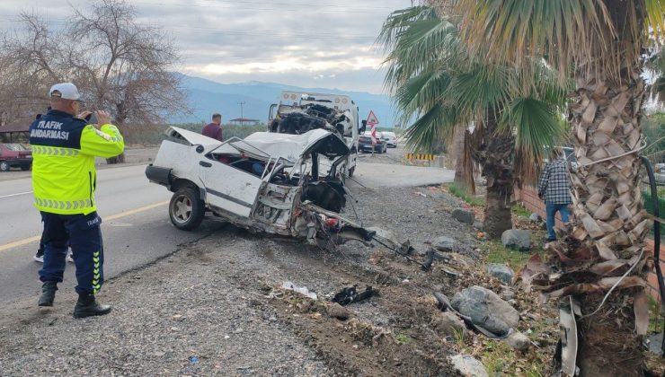 AĞACA ÇARPAN TOFAŞ İKİYE BÖLÜNDÜ