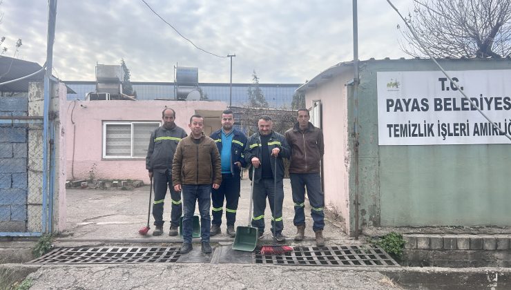 TEMİZLİK İŞÇİLERİ ELLERİNDE SÜPÜRGELERİYLE SOSYAL MEDYA AKIMINA AYAK UYDURDU  