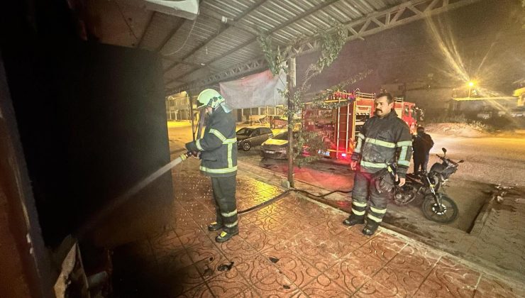 HATAY’DA BERBER DÜKKANI ALEVLERE TESLİM OLDU