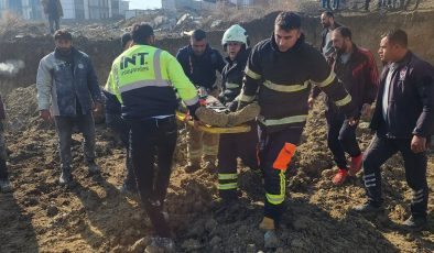 HATAY’DA TOKİ ŞANTİYESİNDE ARAÇ ÇUKURA DÜŞTÜ: 4 YARALI