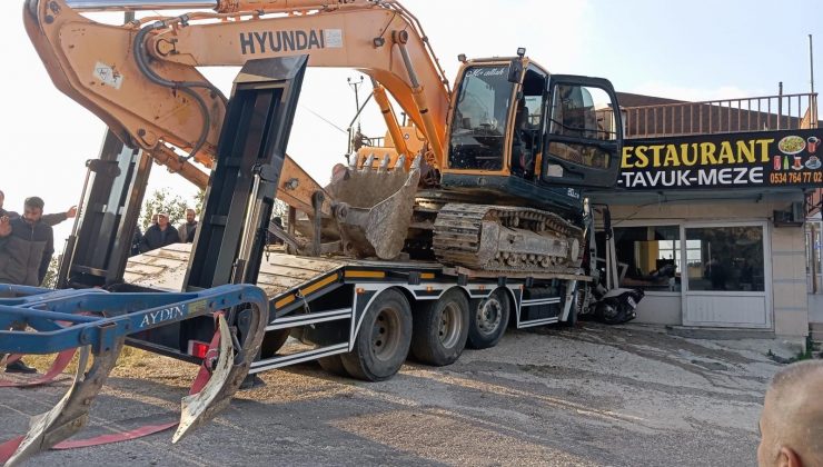 FRENİ ARIZALANAN İŞ MAKİNASI YÜKLÜ TIR, İŞ YERİNE DALDI  