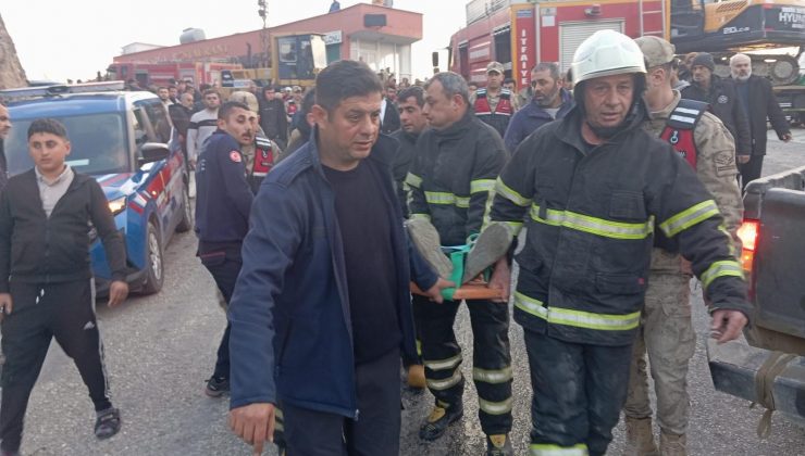 FRENİ ARIZALANAN İŞ MAKİNASI YÜKLÜ TIR, İŞ YERİNE DALDI  