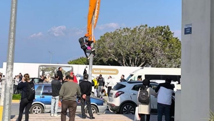 PARAŞÜTÇÜNÜN GÖKYÜZÜ SEFASI AYDINLATMA DİREĞİNE TAKILDI  