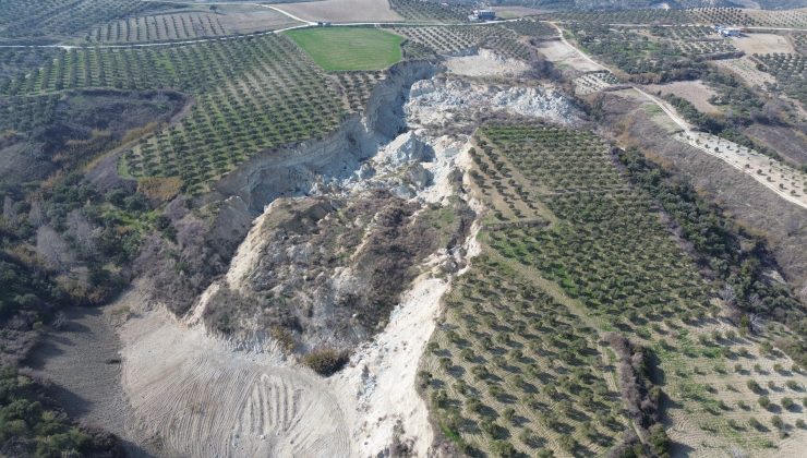 TARLADAKİ DEVASA YARIK, GÖRENLERE 6 ŞUBAT’TA YAŞADIKLARINI HATIRLATIYOR  