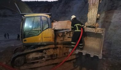 HATAY’DA TAŞ OCAĞINDA İŞ MAKİNESİ YANDI