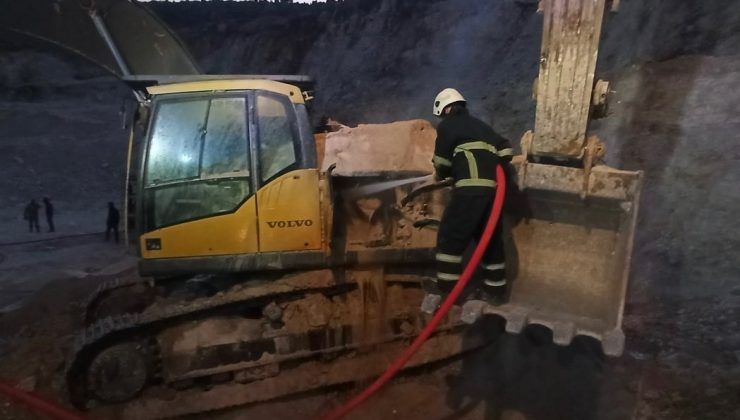 HATAY’DA TAŞ OCAĞINDA İŞ MAKİNESİ YANDI