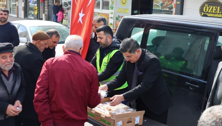 BAŞKAN AMAÇ DEPREM ŞEHİTLERİ İÇİN HELVA DAĞITTI