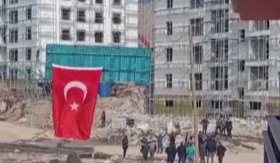 DEPREM KONUTLARINDA İŞ BİTİMİNİ DAVUL ZURNAYLA KUTLADILAR 