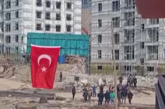 DEPREM KONUTLARINDA İŞ BİTİMİNİ DAVUL ZURNAYLA KUTLADILAR 