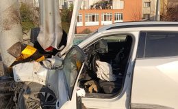 AYDINLATMA DİREĞİNE ÇARPAN SUV HURDAYA DÖNDÜ: 2 YARALI   