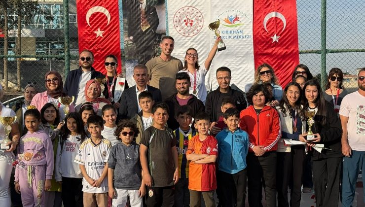 KIRIKHAN’DA 8 MART TENİS TURNUVASINDA ÖDÜLLER SAHİPLERİNİ BULDU