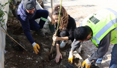 ÇOCUKLAR, HBB’NİN FİDANLARIYLA FİDANLARINI TOPRAKLA BULUŞTURUYOR