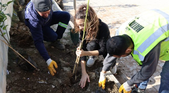 ÇOCUKLAR, HBB’NİN FİDANLARIYLA FİDANLARINI TOPRAKLA BULUŞTURUYOR