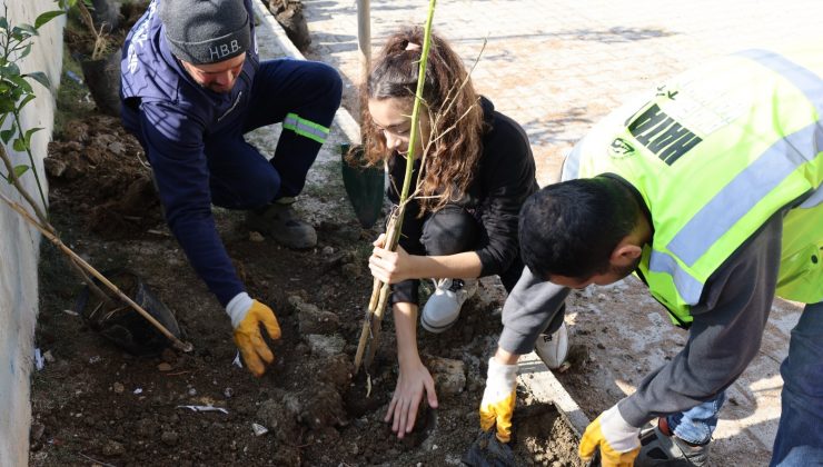 ÇOCUKLAR, HBB’NİN FİDANLARIYLA FİDANLARINI TOPRAKLA BULUŞTURUYOR